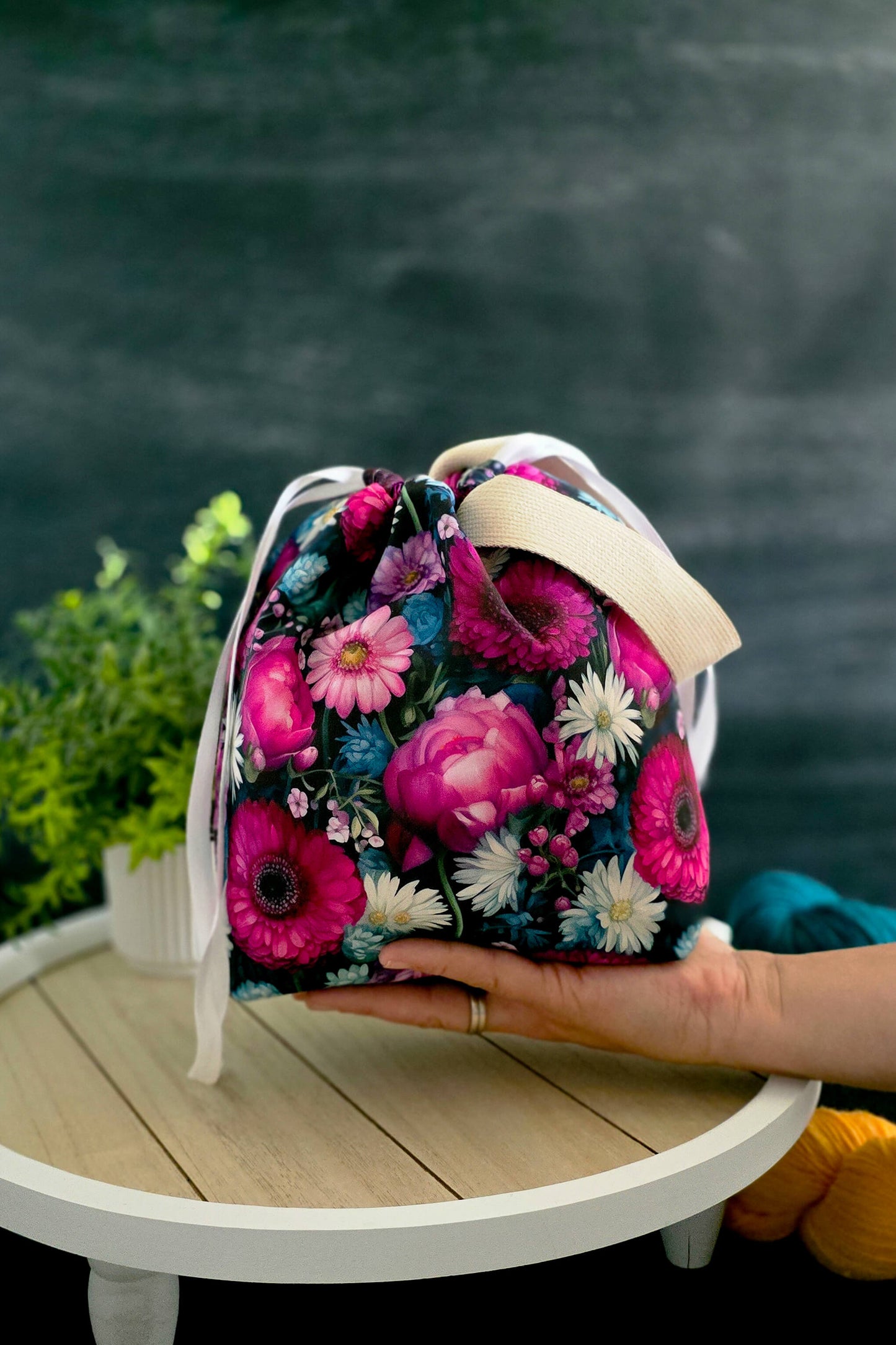 Kordelzug und Tragehenkel einer handgemachten Stricktasche