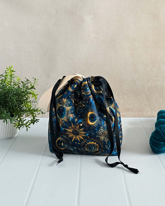 Stricktasche aus Baumwollstoffen, Sternenhimmelmotive- Handmade in Bayern