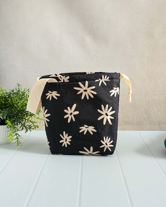 Stricktasche aus Baumwollstoffen, Schwarz mit beigen Blumenmuster, gefüttert mit Volumenvlies, verschließbar mit Kordelzug - Handmade in Bayern von Nadelmikado