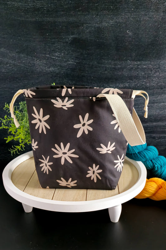 Stricktasche aus Baumwollstoffen, Schwarz mit beigen Blumenmuster, gefüttert mit Volumenvlies, verschließbar mit Kordelzug - Handmade in Bayern von Nadelmikado