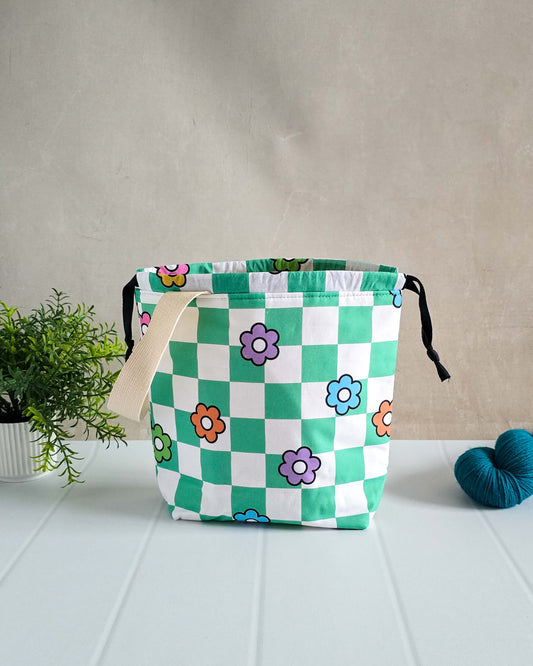 Stricktasche aus Baumwollstoffen, frühlingshaftes Karomuster in türkis mit kleinen Blumen, gefüttert mit Volumenvlies, verschließbar mit Kordelzug - Handmade in Bayern von Nadelmikado