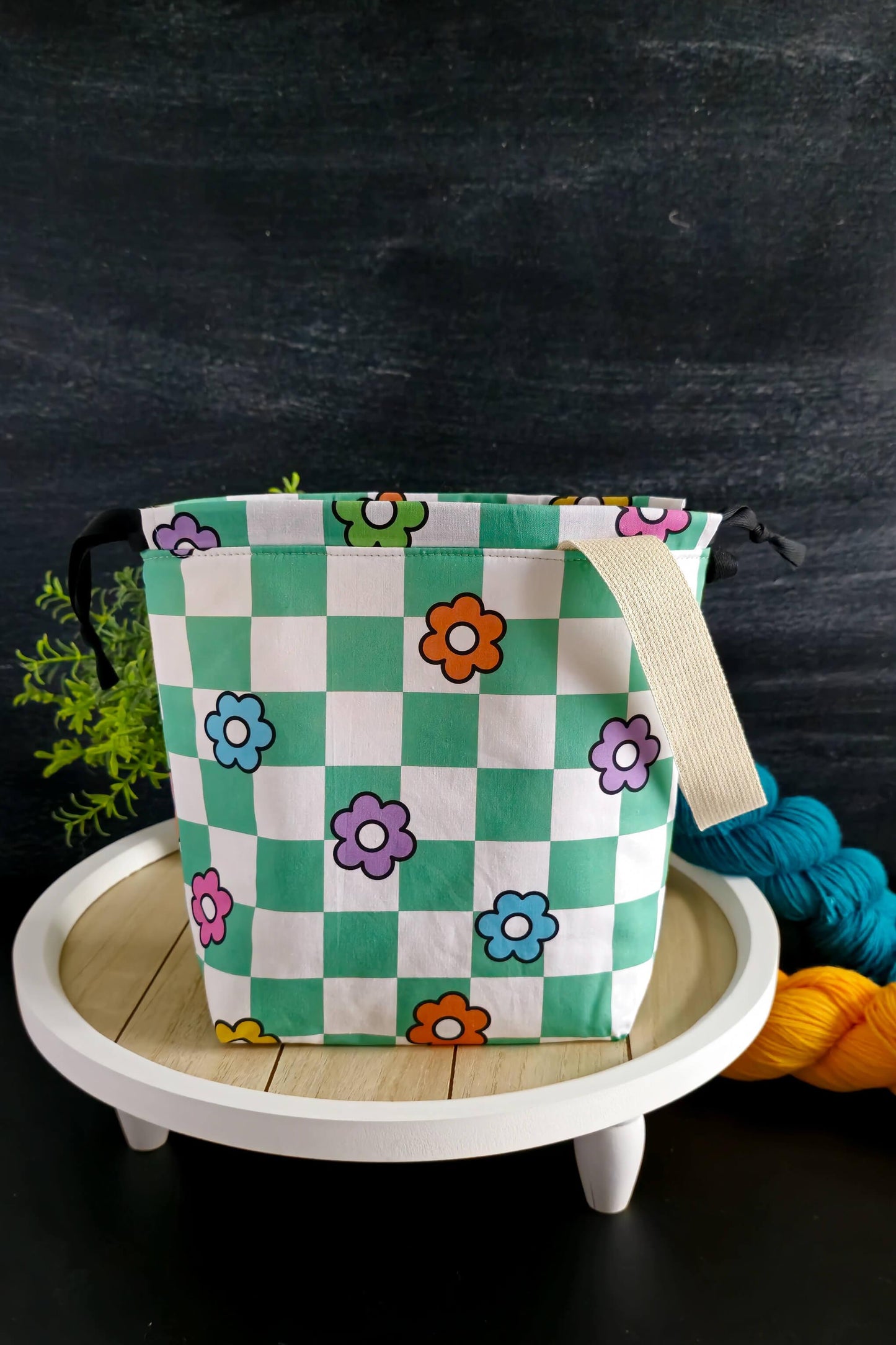 Stricktasche aus Baumwollstoffen, frühlingshaftes Karomuster in türkis mit kleinen Blumen, gefüttert mit Volumenvlies, verschließbar mit Kordelzug - Handmade in Bayern von Nadelmikado