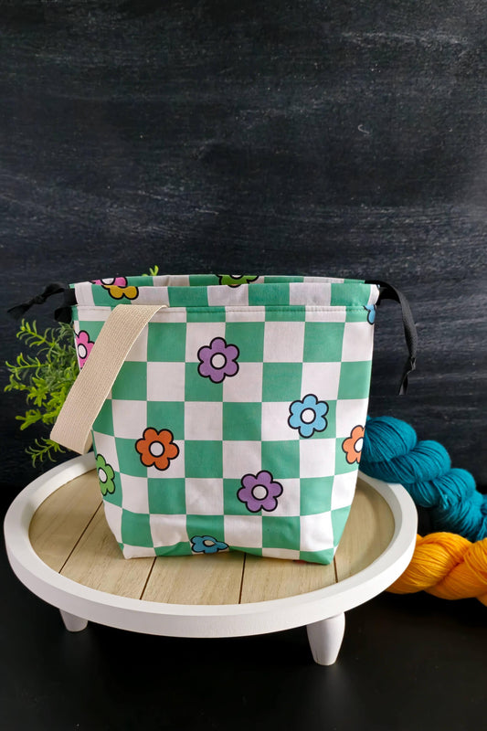 Stricktasche aus Baumwollstoffen, frühlingshaftes Karomuster in türkis mit kleinen Blumen, gefüttert mit Volumenvlies, verschließbar mit Kordelzug - Handmade in Bayern von Nadelmikado