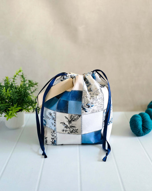 Projekttasche Tuva Bag „Indigo Patch“ mit floralem Patchworkmuster