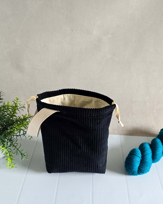 Schwarze Projekttasche aus Cord mit Kordelzug und Tragehenkel