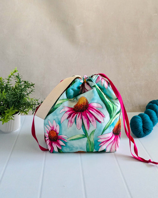 Projekttasche mit Blumenmuster auf hellem Untergrund