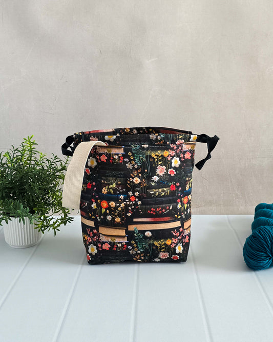Stricktasche aus Baumwollstoffen, Buch- und Blumenmotive, gefüttert mit Volumenvlies, verschließbar mit Kordelzug - Handmade in Bayern von Nadelmikado