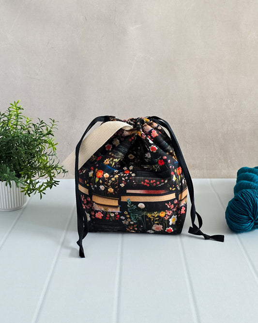 Stricktasche aus Baumwollstoffen, Buch- und Blumenmotive, gefüttert mit Volumenvlies, verschließbar mit Kordelzug - Handmade in Bayern von Nadelmikado