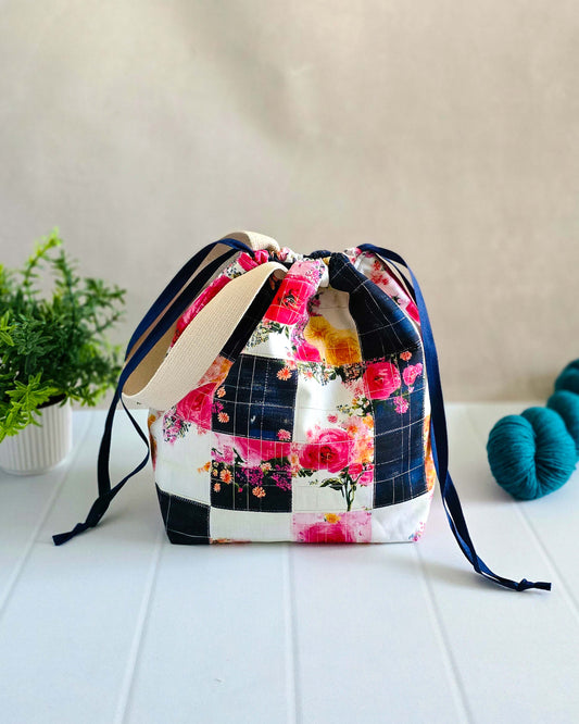 Projekttasche Tuva Bag „Wildrose & Denim“ in Patchworkoptik mit Blumenprint