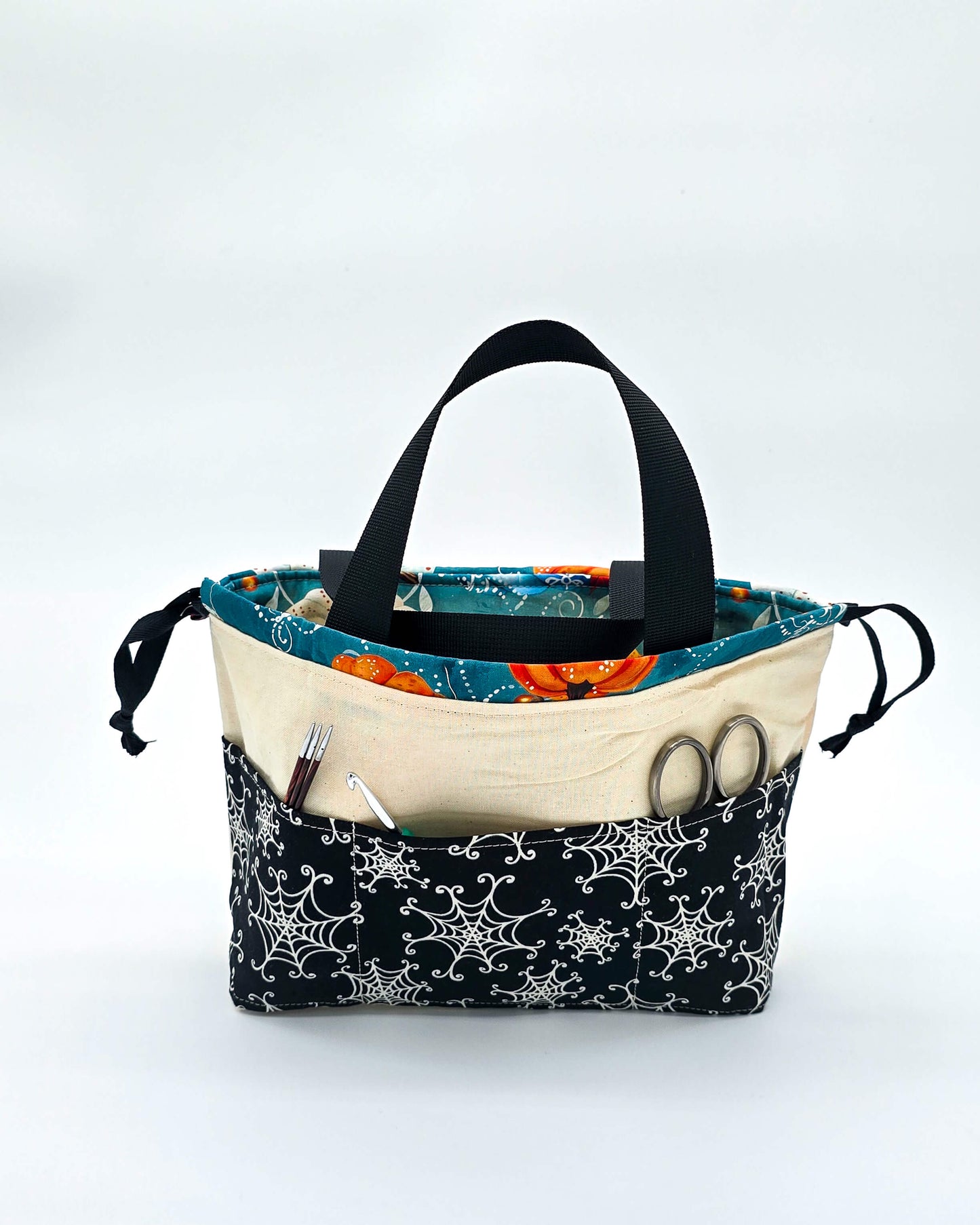 Alva Bag Sweet Spook – handgenähte Projekttasche für Strickprojekte, Halloween-Design, Nadelmikado Bayern