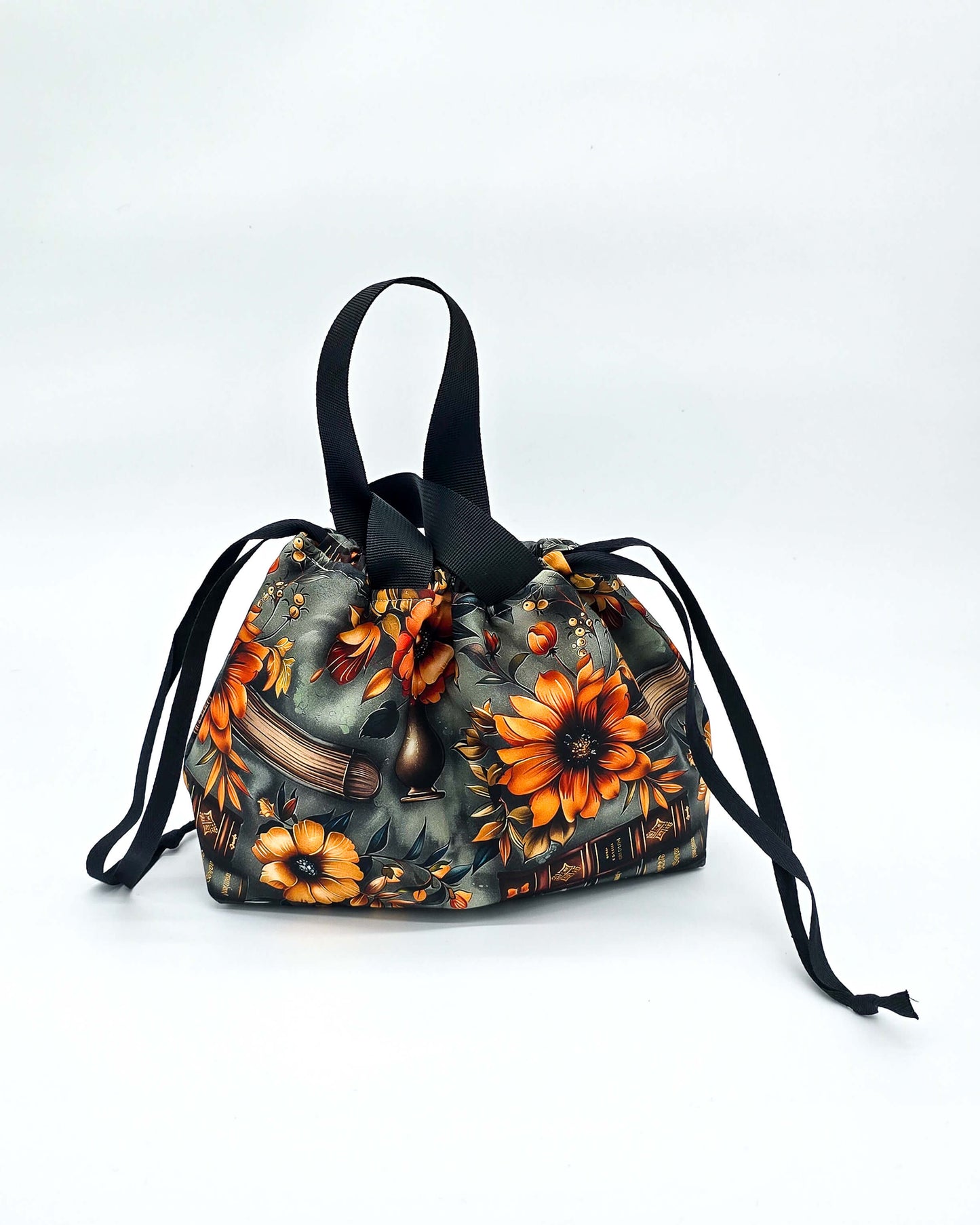 Alva Bag Autumn Library – Projekttasche mit Blüten und Buchillustrationen, handgenäht in Bayern von Nadelmikado