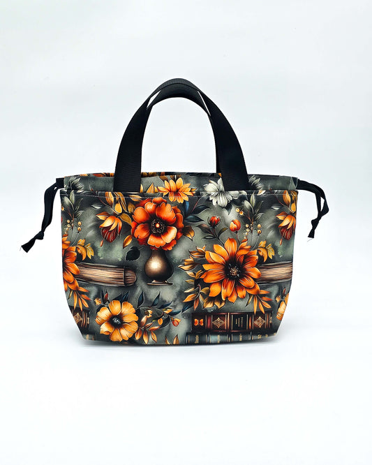 Alva Bag Autumn Library – Projekttasche mit Blüten und Buchillustrationen, handgenäht in Bayern von Nadelmikado