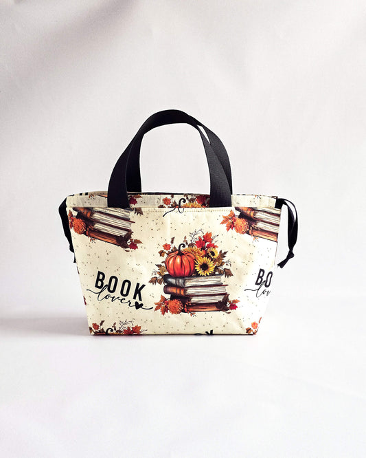 Alva Bag Book Lover mit Büchern, Kürbissen und Sonnenblumen, handgenähte Projekttasche von Nadelmikado aus Deutschland