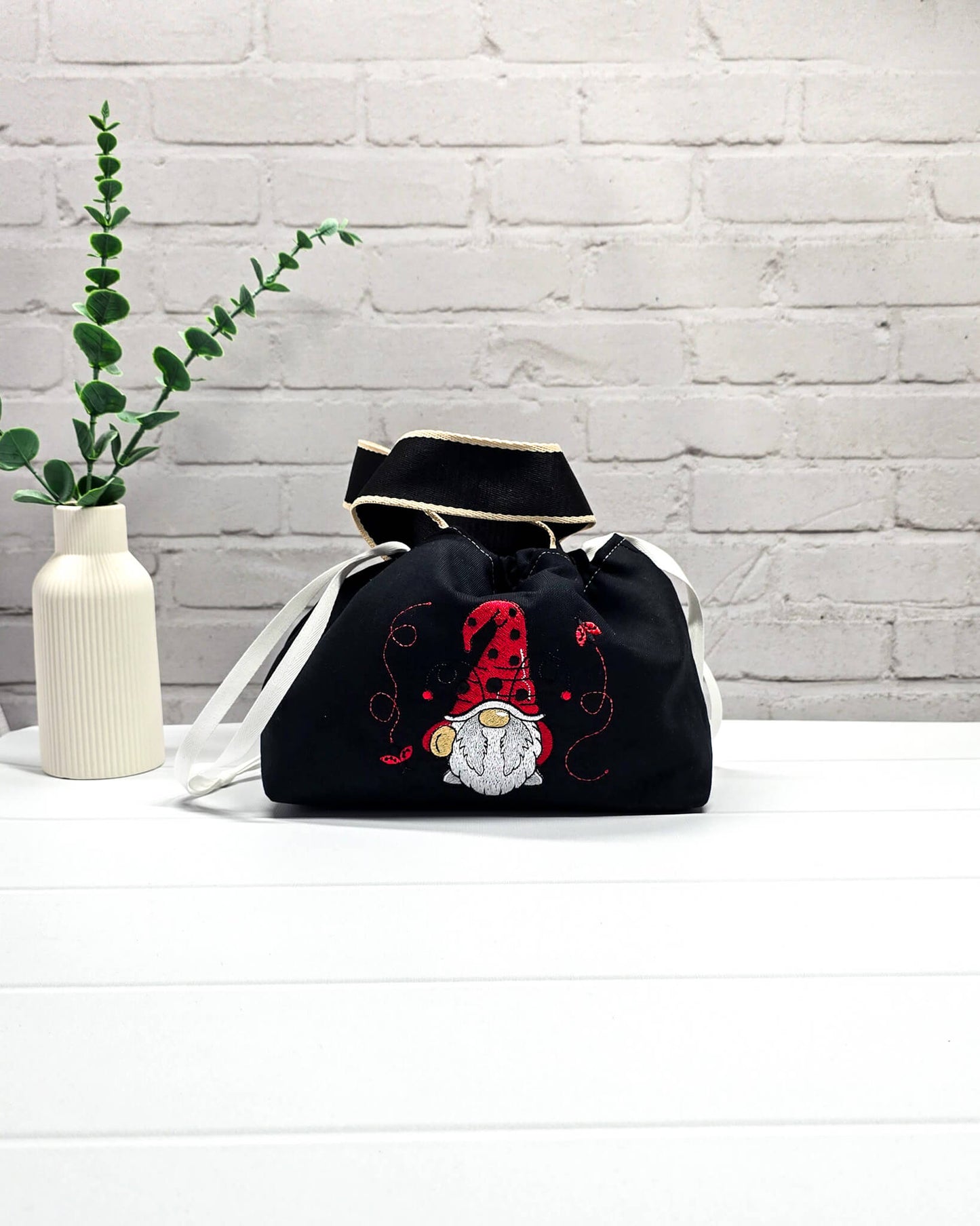 Alva Bag schwarze Canvas Projekttasche mit Wichtel Stickerei, handgenäht in Bayern von Nadelmikado