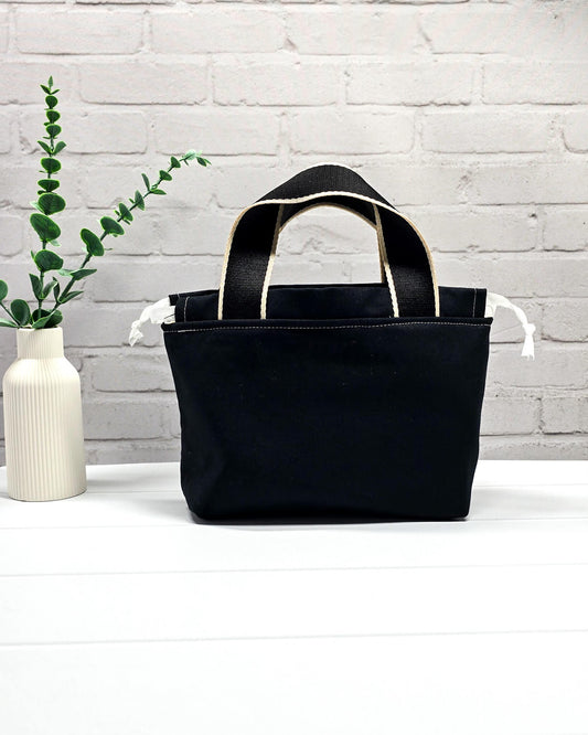 Alva Bag schwarze Canvas Projekttasche mit Wichtel Stickerei, handgenäht in Bayern von Nadelmikado