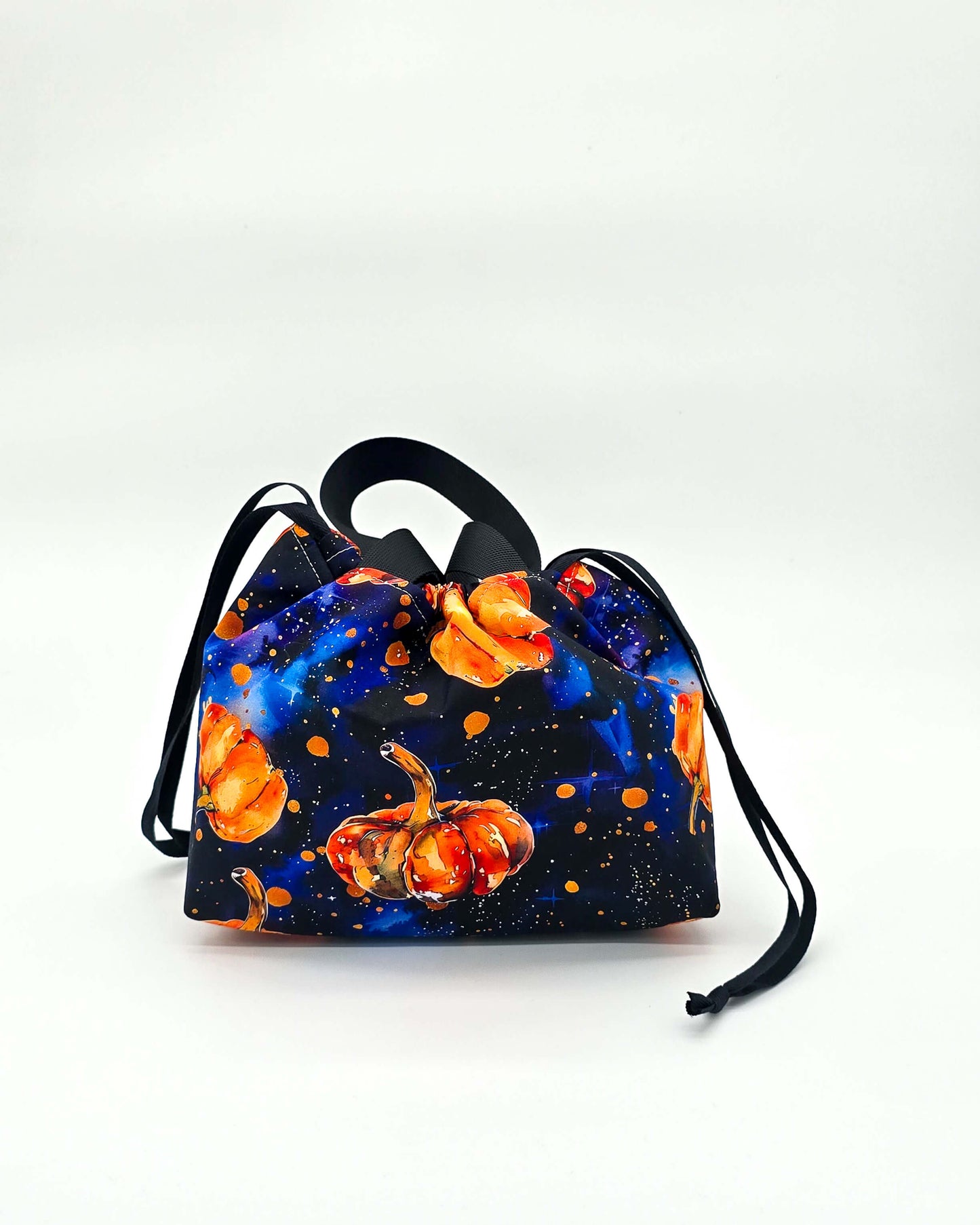 Alva Bag Cosmic Pumpkin – Projekttasche mit leuchtenden Kürbissen auf dunkelblauem Grund, handgenäht in Bayern von Nadelmikado