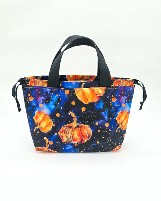 Alva Bag Cosmic Pumpkin – Projekttasche mit leuchtenden Kürbissen auf dunkelblauem Grund, handgenäht in Bayern von Nadelmikado