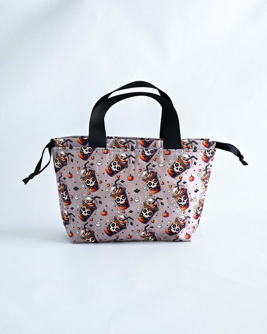 Alva Bag Halloween Drinks, handgenähte Projekttasche mit Totenkopf-Drink-Motiv aus Deutschland von Nadelmikado