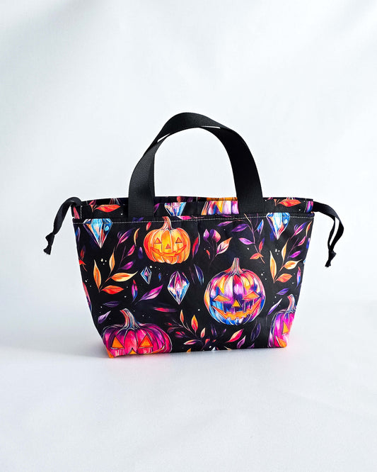Alva Bag Neon Pumpkin, handgenähte Projekttasche mit bunten Kürbissen in Orange, Pink und Lila, aus Bayern von Nadelmikado