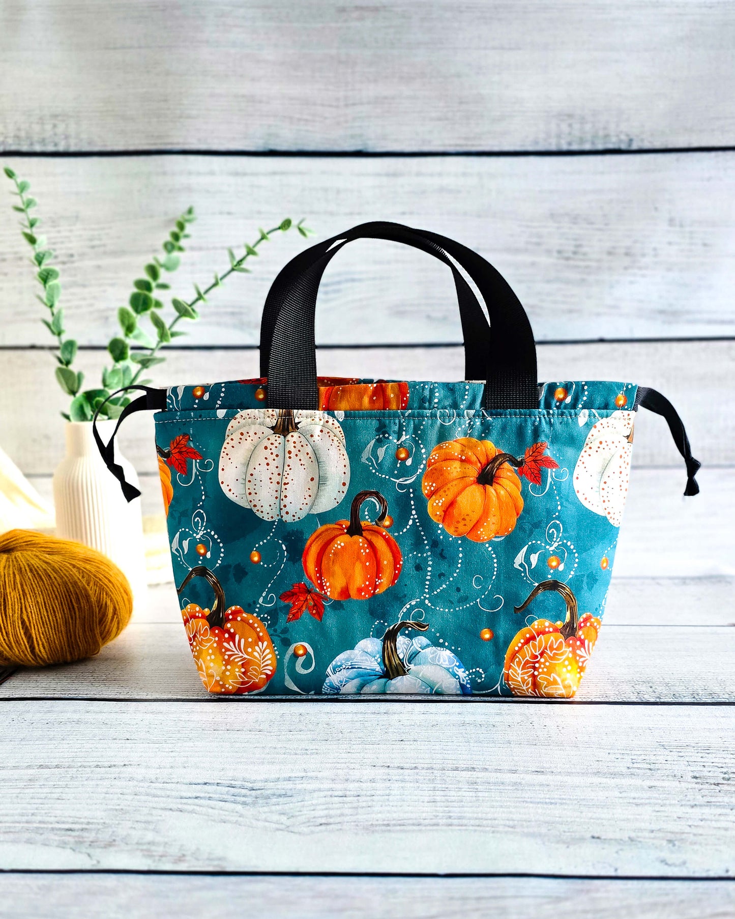 Alva Bag Pumpkin Season – Projekttasche mit Kürbissen in Orange und Blau, handgenäht in Bayern von Nadelmikado