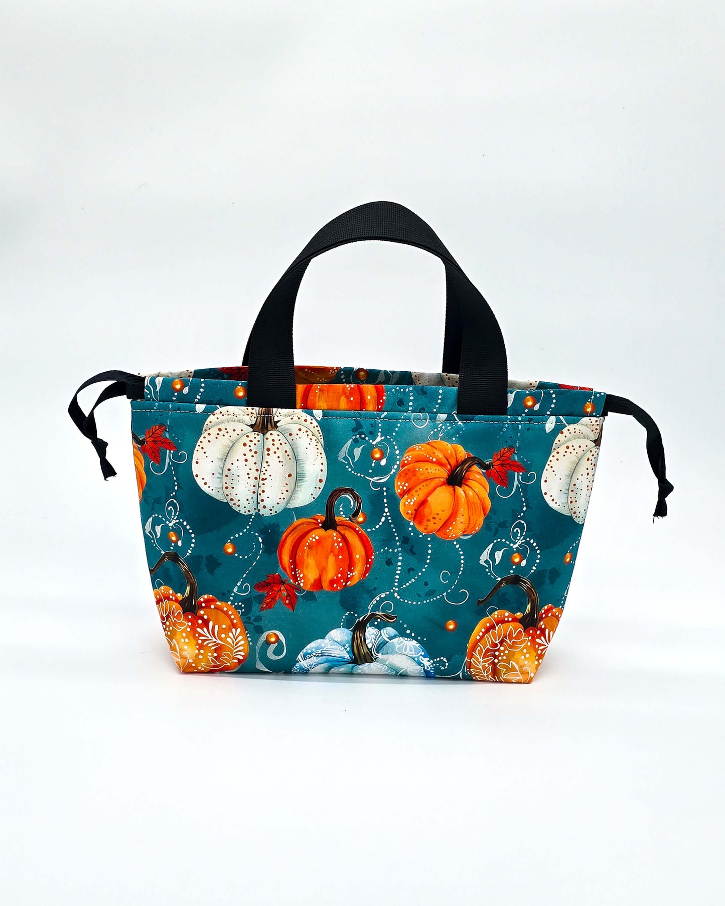 Alva Bag Pumpkin Season – Projekttasche mit Kürbissen in Orange und Blau, handgenäht in Bayern von Nadelmikado