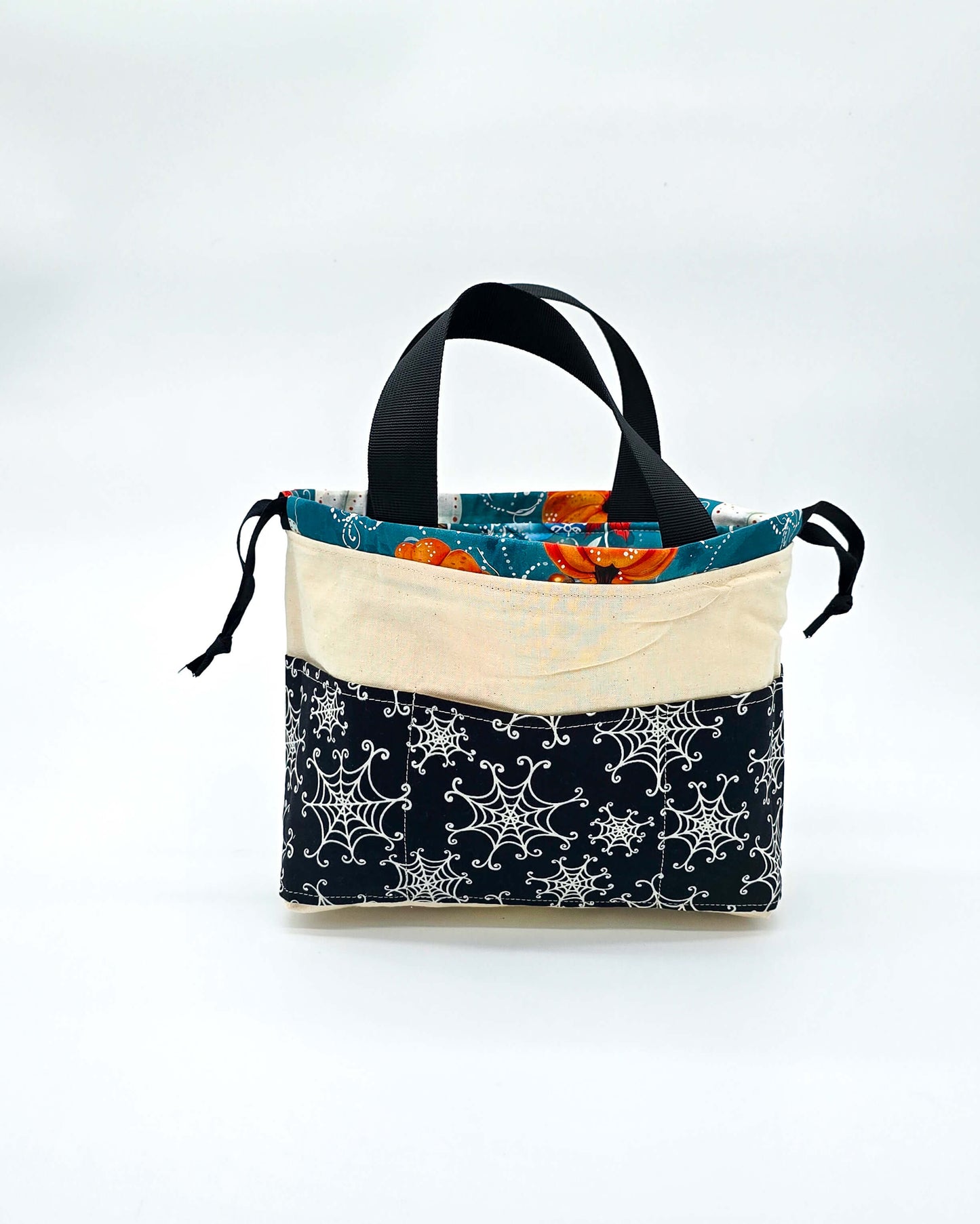 Alva Bag Pumpkin Season – Projekttasche mit Kürbissen in Orange und Blau, handgenäht in Bayern von Nadelmikado