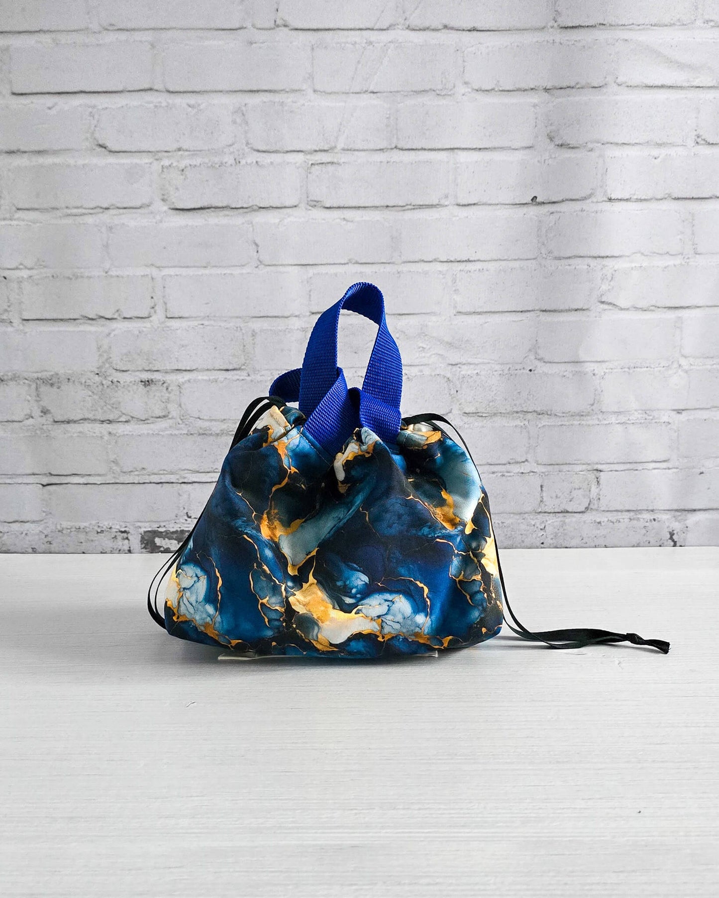Alva Bag S mit blau-goldenem Marmormuster, kleine Projekttasche für Sockenprojekte, handgenäht in Bayern von Nadelmikado