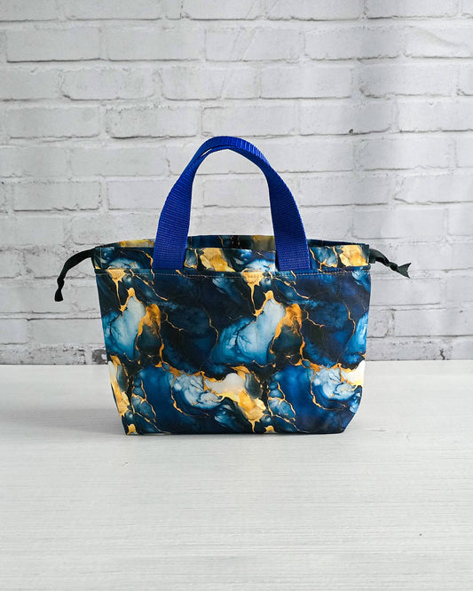Alva Bag S mit blau-goldenem Marmormuster, kleine Projekttasche für Sockenprojekte, handgenäht in Bayern von Nadelmikado