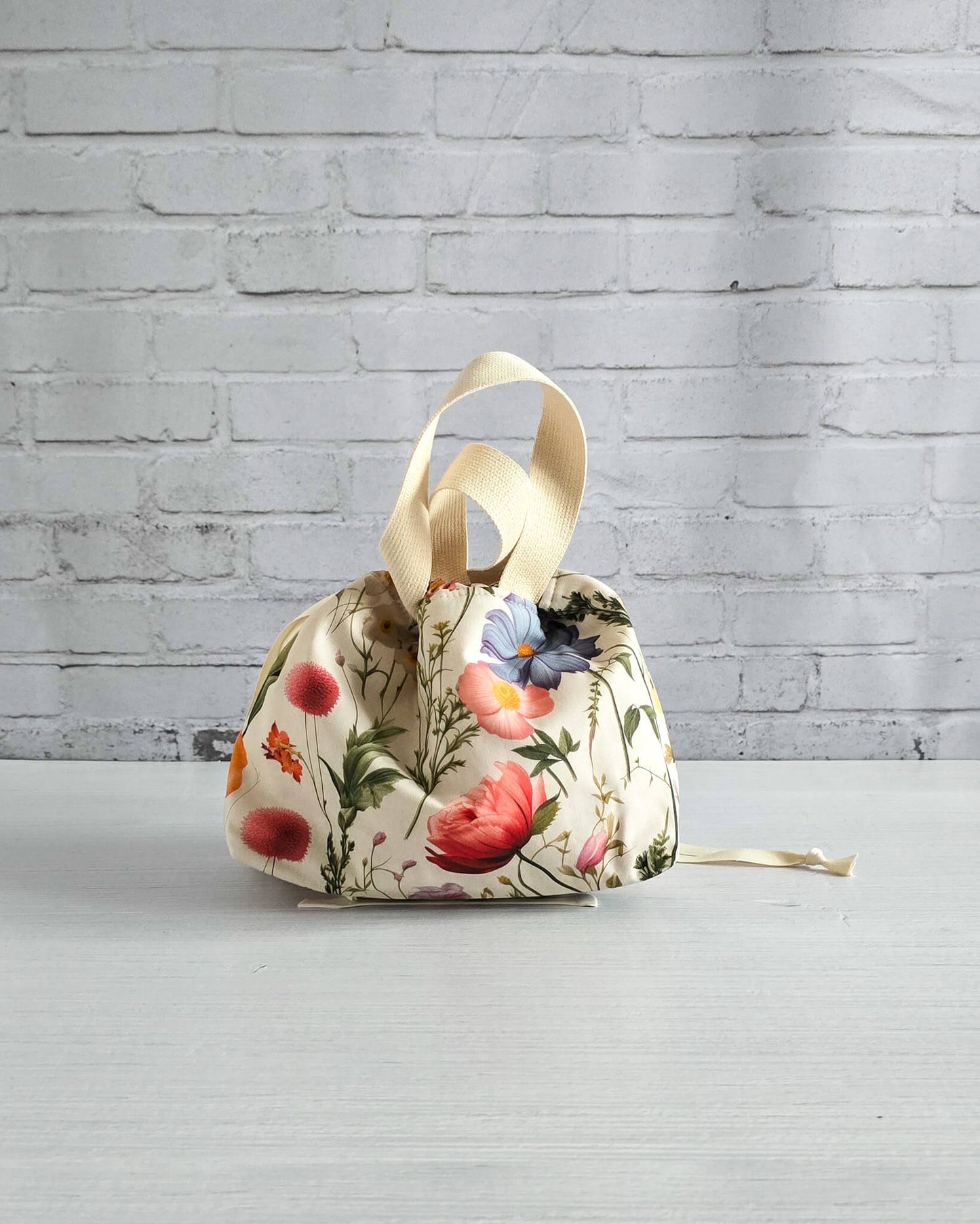 Alva Bag S kleine Projekttasche Blumenmotiv - handgenäht in Bayern von Nadelmikado