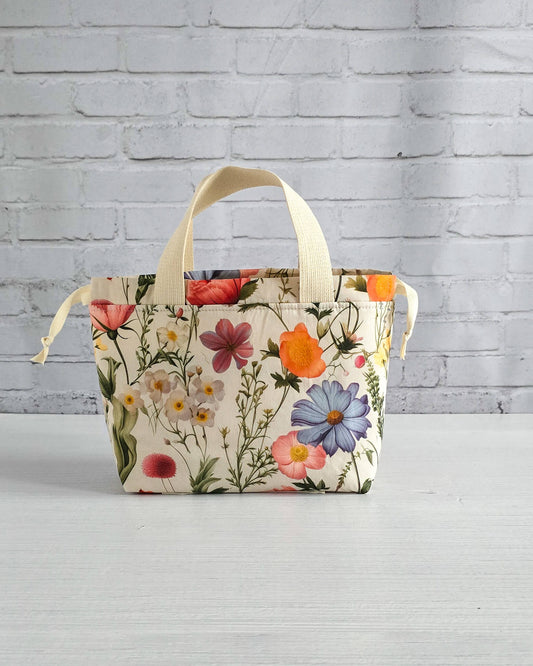 Alva Bag S kleine Projekttasche Blumenmotiv - handgenäht in Bayern von Nadelmikado