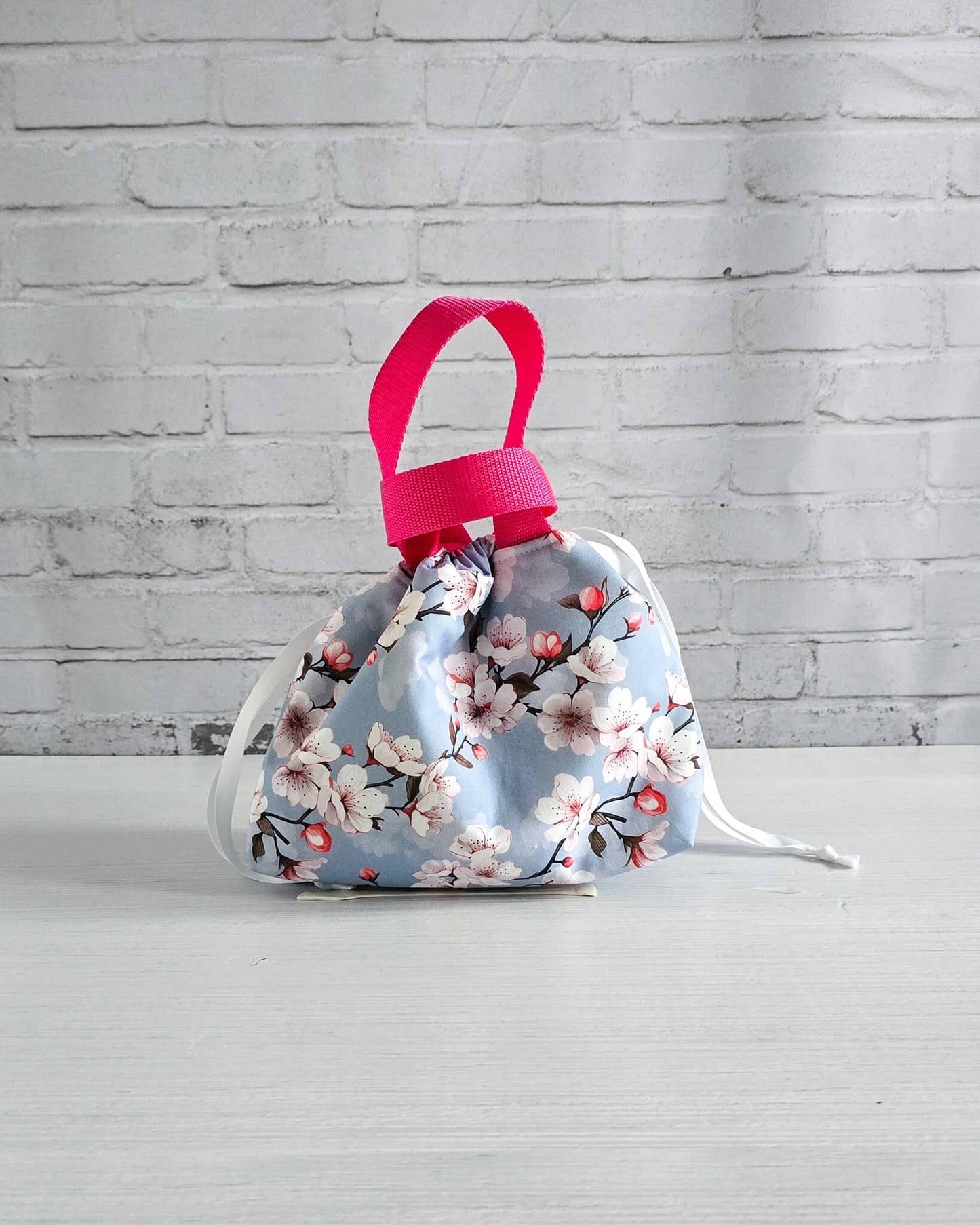 Alva Bag S Projekttasche Kirschblüten blau - handgenäht in Bayern von Nadelmikado