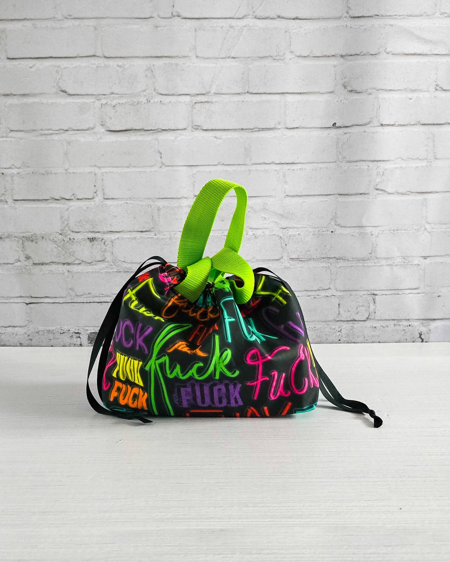 Alva Bag S mit Neon-Schriftzug, kleine Projekttasche für Strickprojekte, handgenäht in Bayern von Nadelmikado