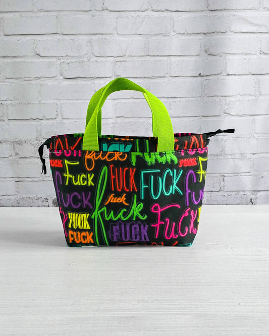 Alva Bag S mit Neon-Schriftzug, kleine Projekttasche für Strickprojekte, handgenäht in Bayern von Nadelmikado