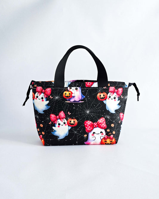 Alva Bag Sweet Ghosts, handgenähte Projekttasche mit Geistern und roten Schleifen-Nadelmikado, Deutschland