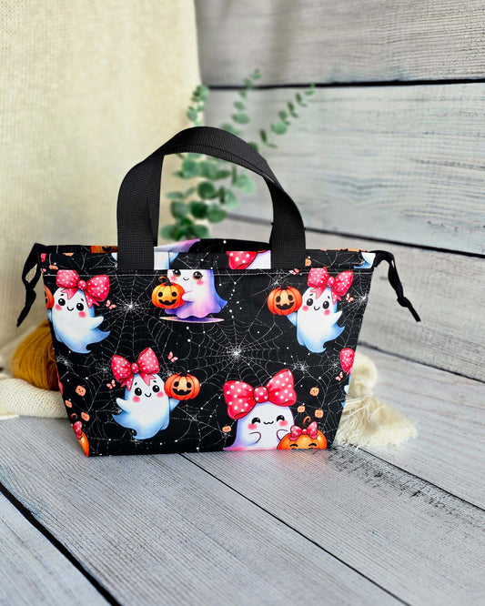 Alva Bag Sweet Ghosts, handgenähte Projekttasche mit Geistern und roten Schleifen-Nadelmikado, Deutschland