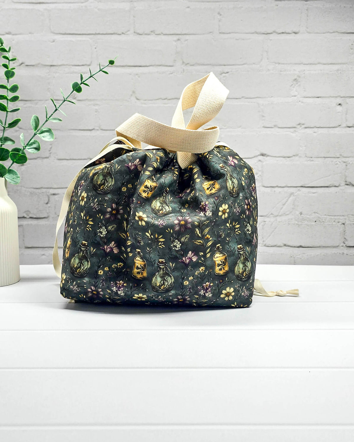 Stricktasche für bis zu 500 g Wolle mit dunklen Blüten, Kräutern und nostalgischen Apothekerfläschchen. Handgenäht in Bayern von NadelMikado.