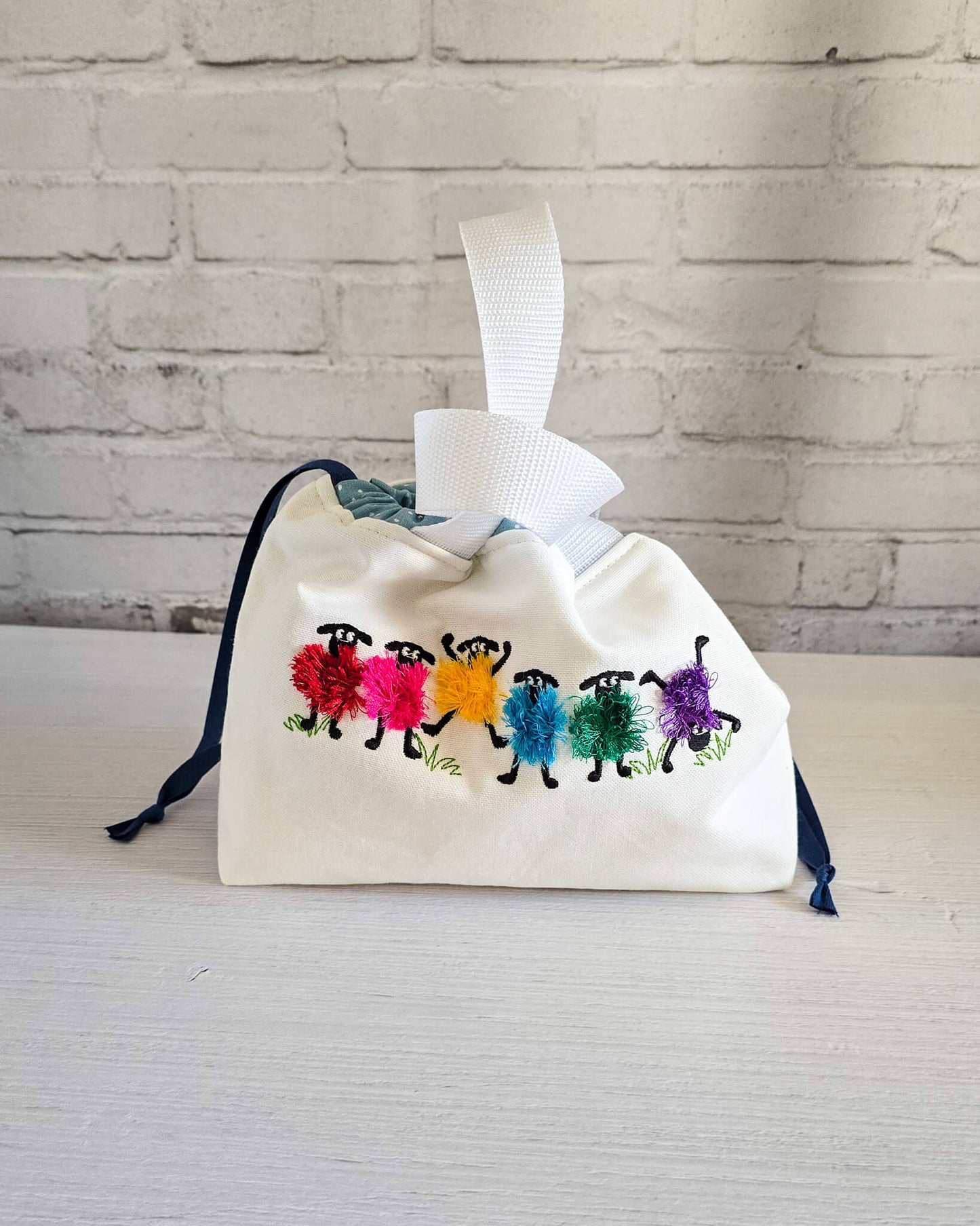 Alva Bag S mit bunter Schaf Stickerei – limitierte Projekttasche von Nadelmikado - handgenäht in Bayern