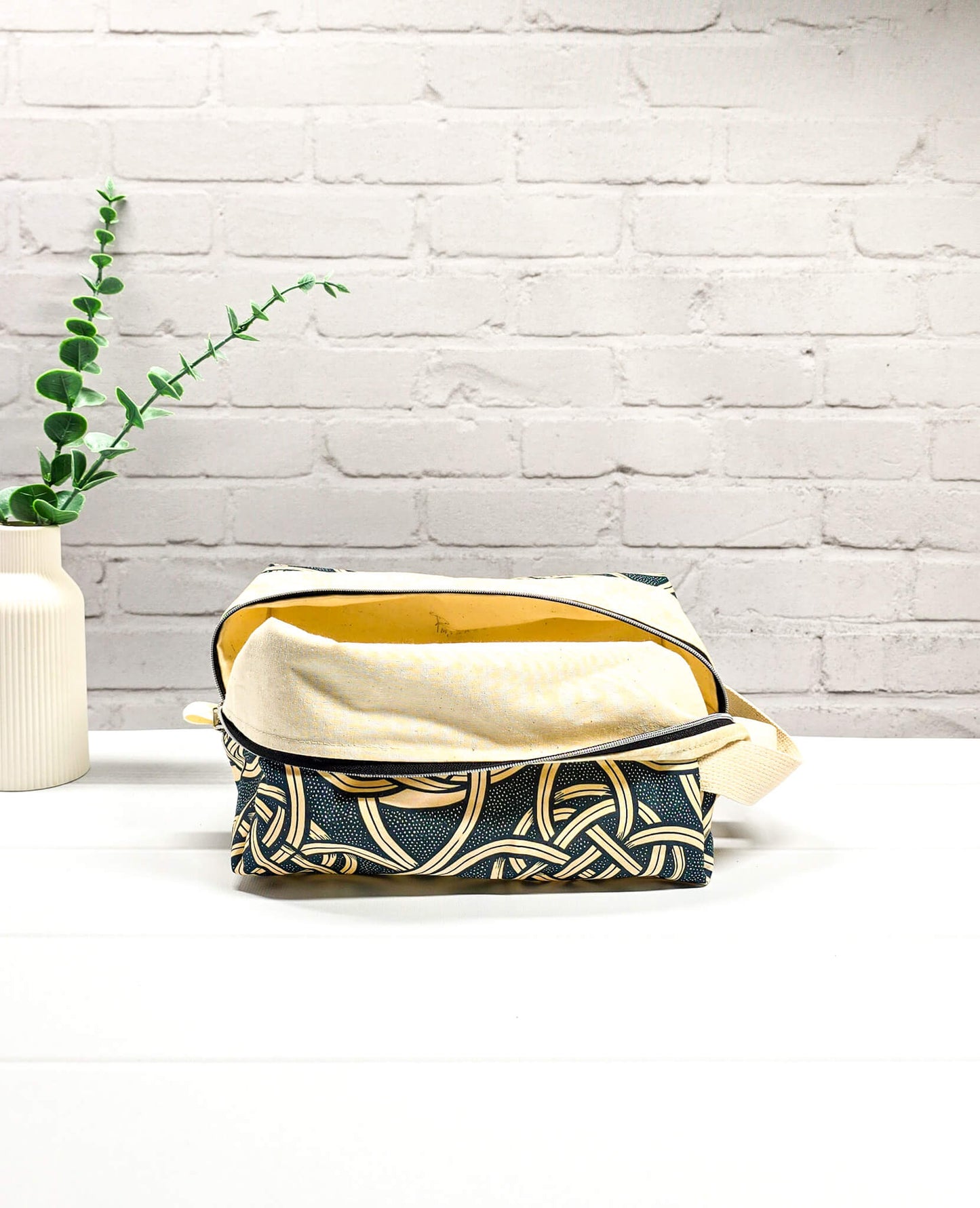 Fenja Projekttasche M Boxy Bag petrol creme grafisch handgenäht Bayern von Nadelmikado