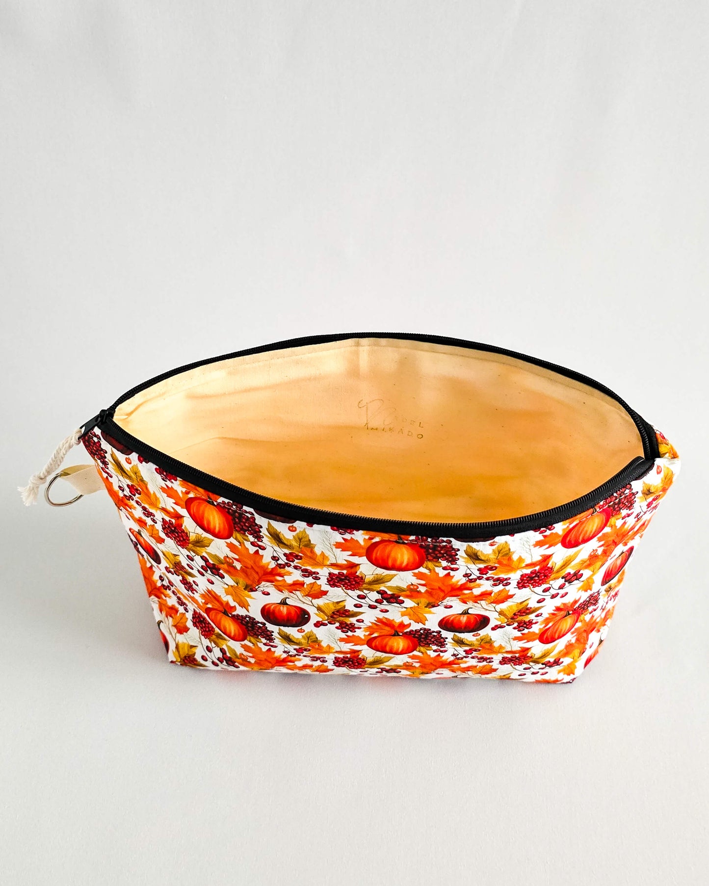 Isvind Bag Autumn Harvest – Projekttasche mit Kürbisdesign, handgenäht in Bayern von Nadelmikado