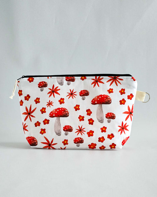 Isvind Bag Autumn Shrooms – Projekttasche mit roten Fliegenpilzen, handgenäht in Bayern von Nadelmikado