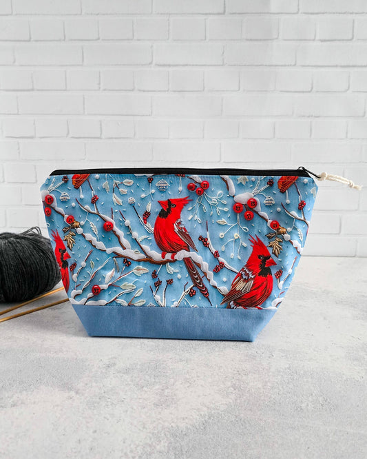Winterliche Stricktasche mit Beerenmotiv auf blauem Stoff - handgenäht in Bayern von Nadelmikado