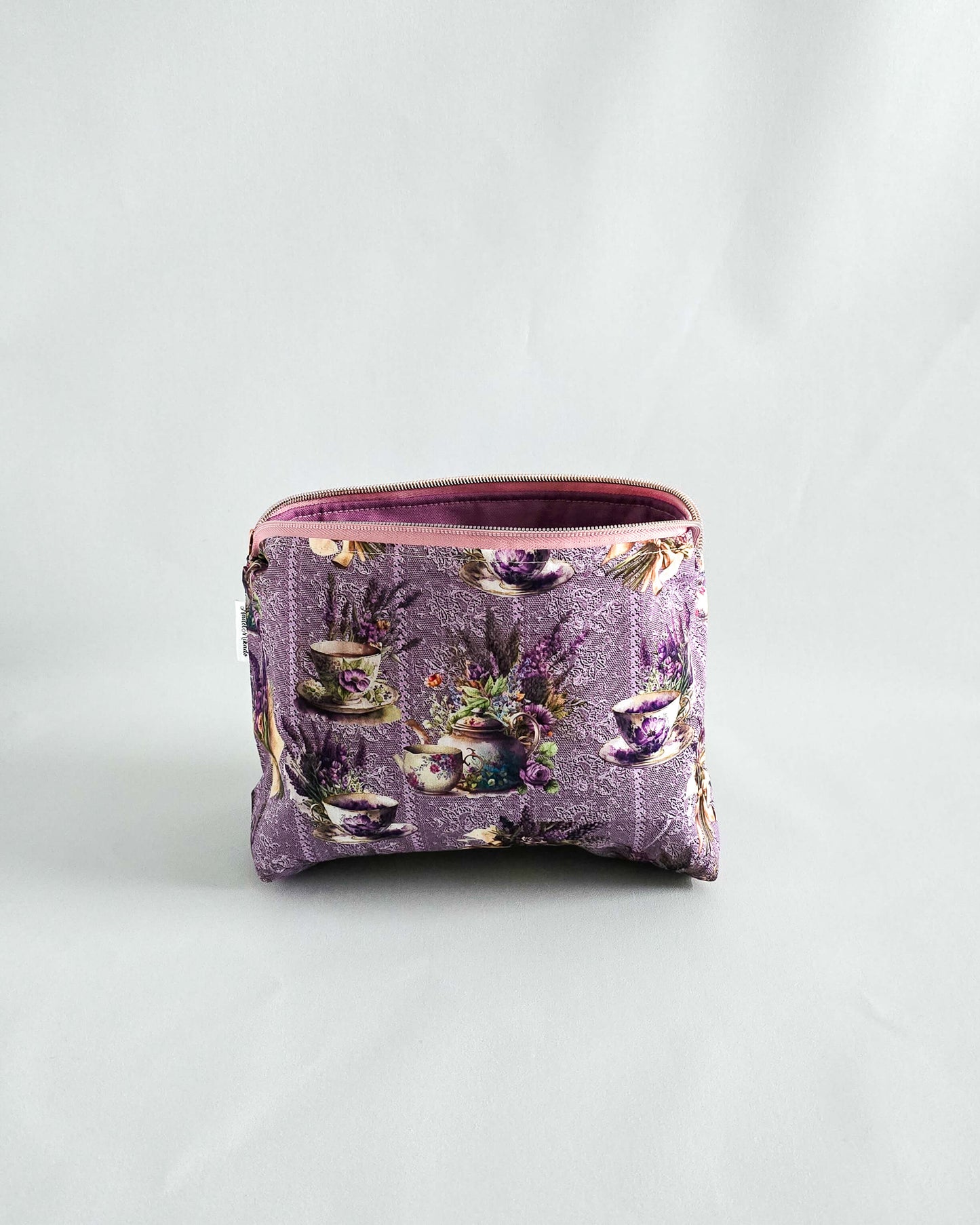 Canvas-Projekttasche mit Lavendel-Teetassen-Innenstoff – Nadelmikado, handgenäht in Bayern