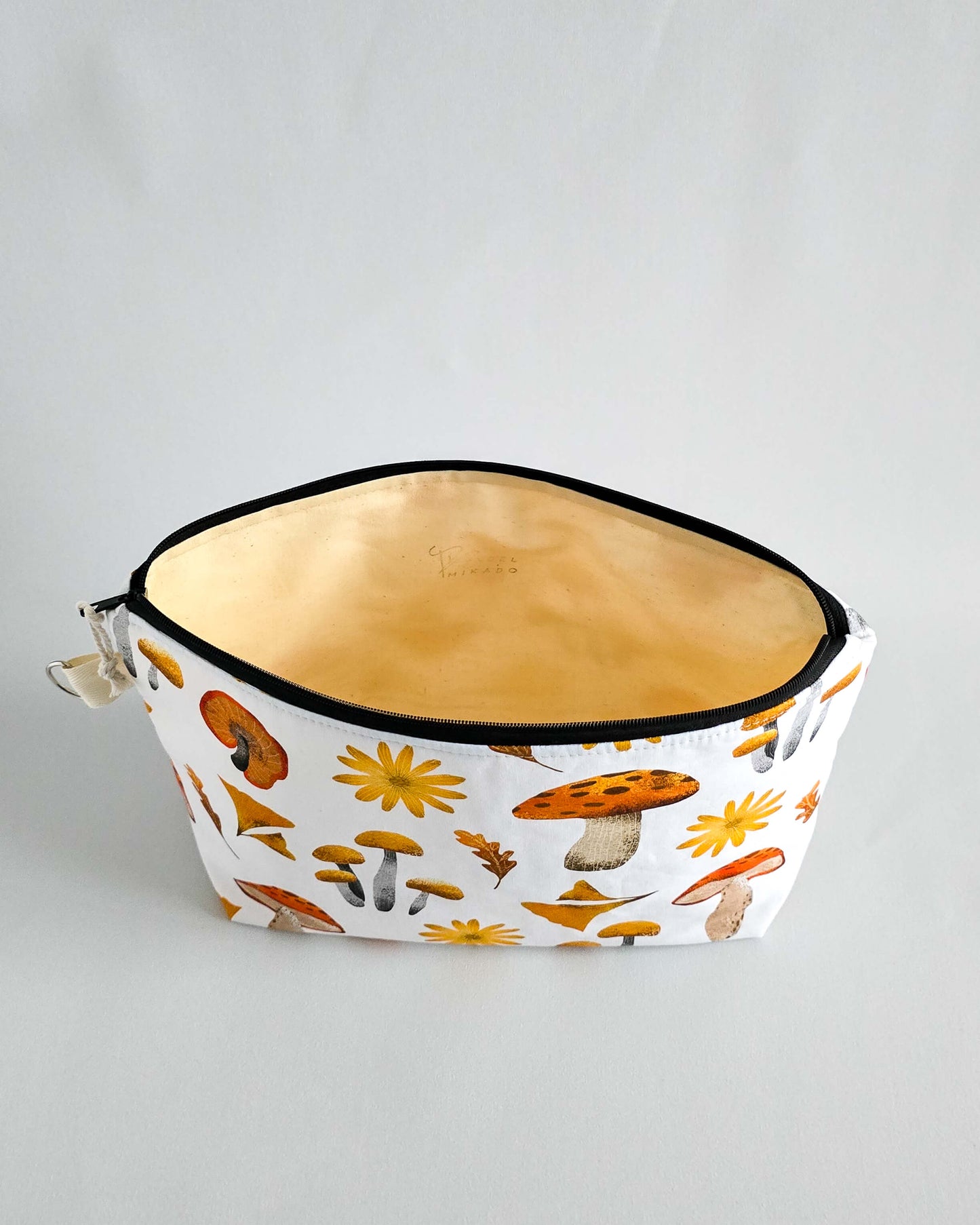 Isvind Bag Golden Mushrooms – Projekttasche mit Pilzmotiv, handgenäht in Bayern von Nadelmikado