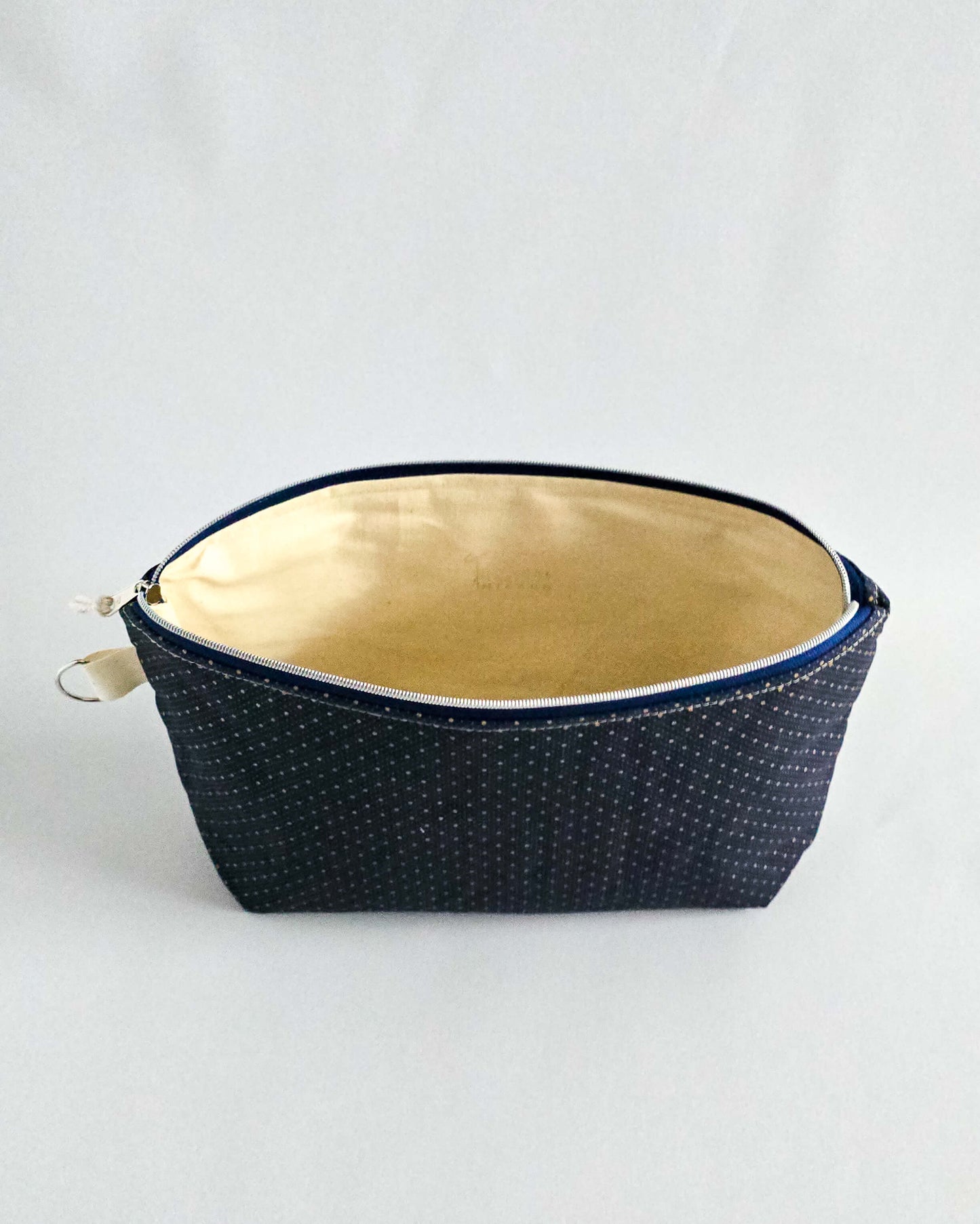 Isvind Bag Midnight Dots – Projekttasche in Dunkelblau mit feinen Punkten, handgenäht in Bayern von Nadelmikado