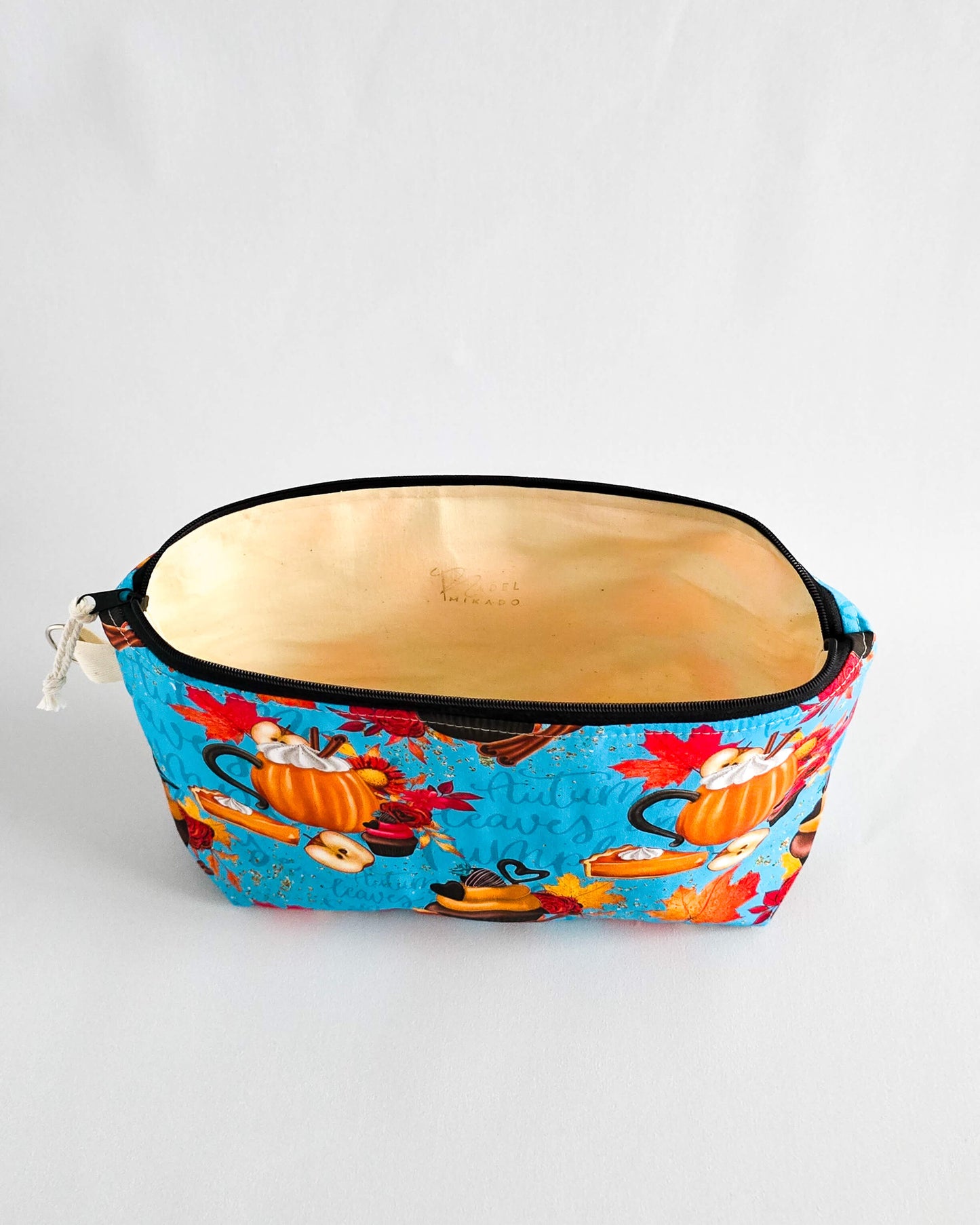 Isvind Bag Pumpkin Spice Season – Projekttasche mit Kürbis-Design, handgenäht in Bayern von Nadelmikado