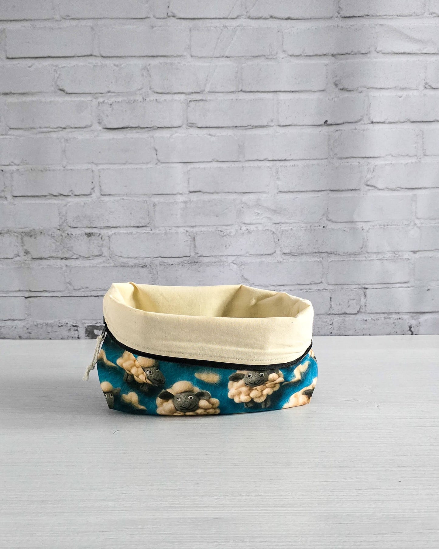 Isvind Bag S Projekttasche mit Schäfchenmotiv - handgenäht in Bayern von Nadelmikado