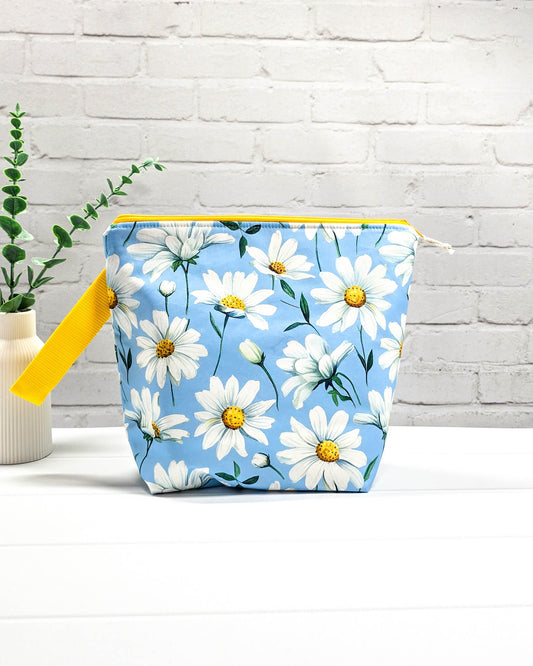 Projekttasche Isvind M Gänseblümchen blau handgenäht Bayern von Nadelmikado