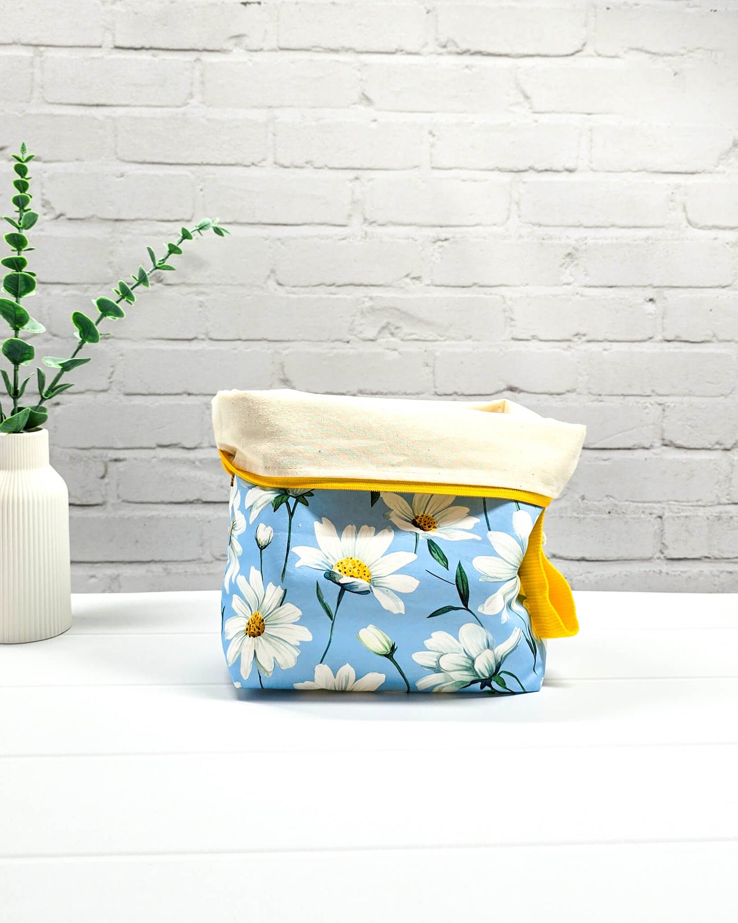 Projekttasche Isvind M Gänseblümchen blau handgenäht Bayern von Nadelmikado