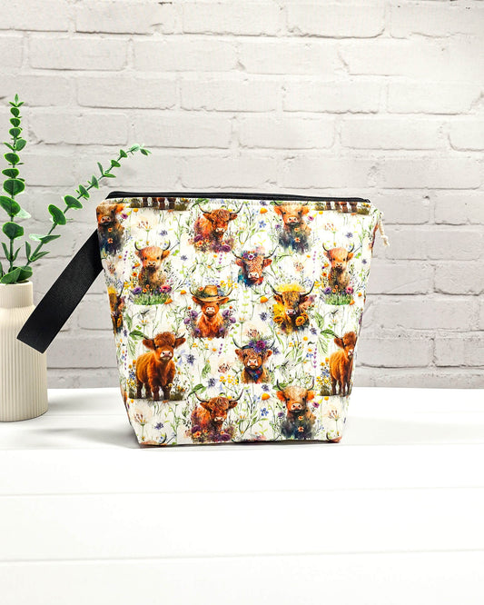 Projekttasche Isvind M Highland Rinder Blumen handgenäht Bayern von Nadelmikado