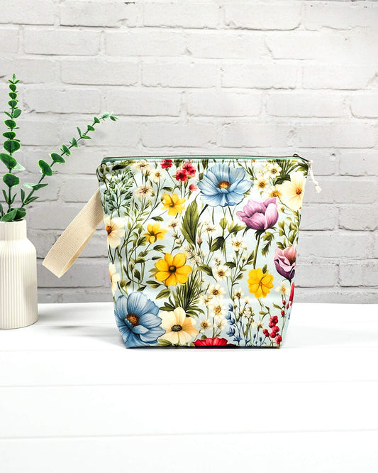 Projekttasche Isvind M Blumen Wiese handgenäht Bayern von Nadelmikado